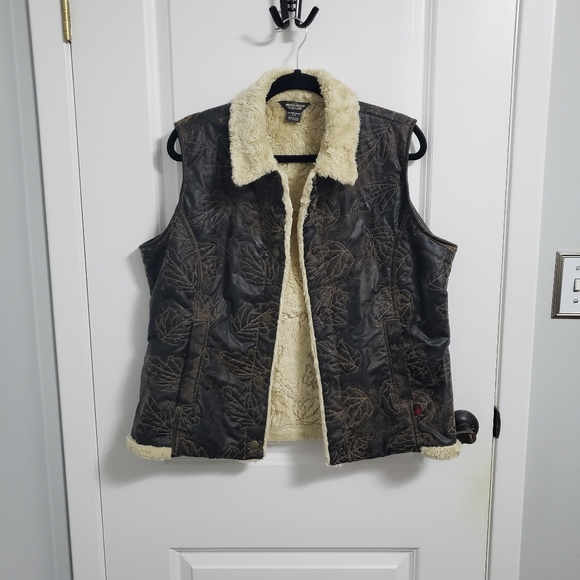 WOOLRICH Faux Leather and Sherpa Embroidered Leaves Vest - Picture 3 of 12